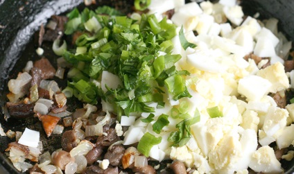 Salată delicioasă cu ciuperci gătite cu ciuperci marinate, uscate și prăjite