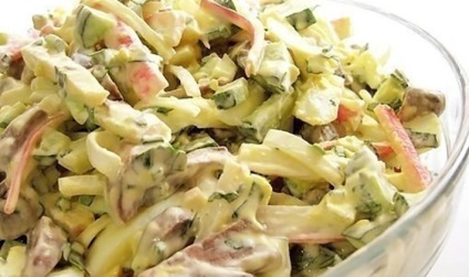 Salată delicioasă cu ciuperci gătite cu ciuperci marinate, uscate și prăjite