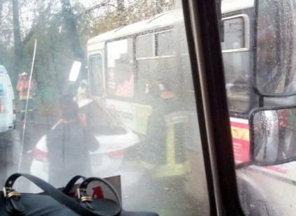 În Novokuznetsk, un cortege de nuntă sa prăbușit în autobuz 2 morți, 6 răniți