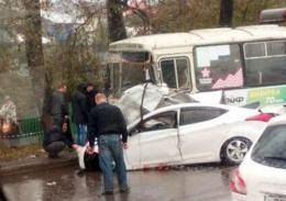 În Novokuznetsk, un cortege de nuntă sa prăbușit în autobuz 2 morți, 6 răniți