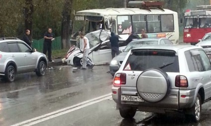 În Novokuznetsk, un cortege de nuntă sa prăbușit în autobuz 2 morți, 6 răniți