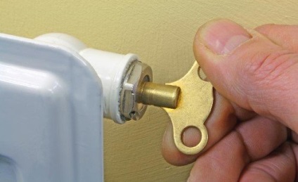 Sistemul de încălzire închis al unei case private, schema sa, cum se umple apa cu echipament de tip închis