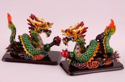 Ce figurine din porțelan chinezesc ale divinității, buddha, dragon