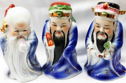 Ce figurine din porțelan chinezesc ale divinității, buddha, dragon