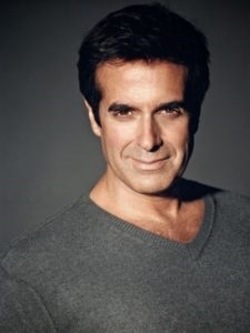 Instruirea lui David Copperfield se concentrează cu o hartă din spatele geamului