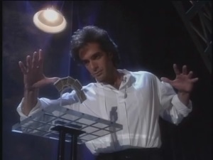 Instruirea lui David Copperfield se concentrează cu o hartă din spatele geamului