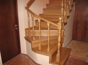 Scări metalice și scări din lemn cu două marchii și trei marchizări (cu un singur catarg), cu mâinile lor (fotografie)