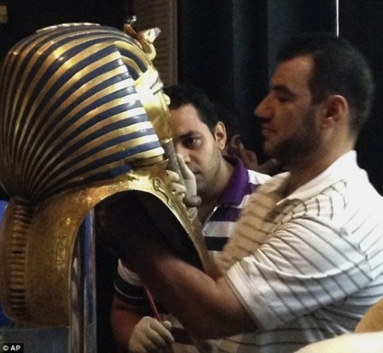 Egyiptomi restaurátorok elhagyták a Tutankhamon arany szakállát
