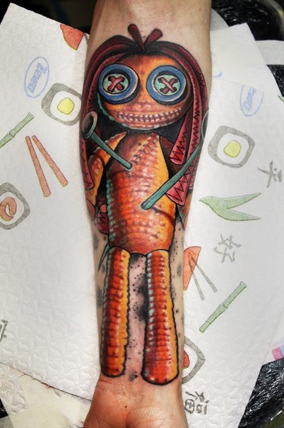 Fotografie și semnificația unui tatuaj păpușă voodoo