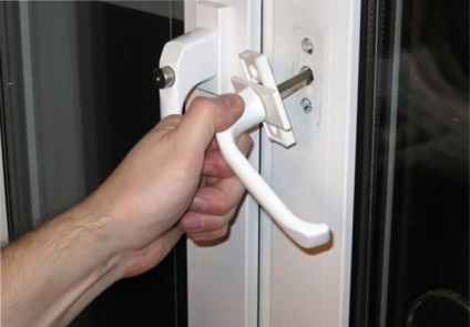Instrucțiunea privind înlocuirea mânerului pe o ușă de balcon din plastic