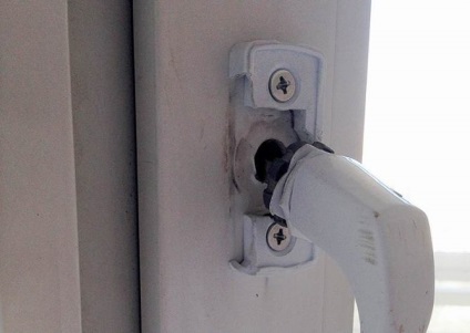 Instrucțiunea privind înlocuirea mânerului pe o ușă de balcon din plastic