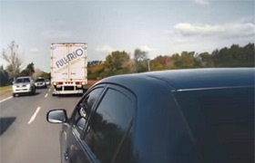 Hogyan juthat el egy teherautó előtt egy szűk pályán, az autókról és a motorról