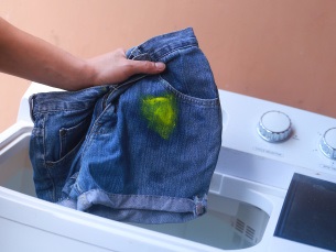 Cum să spălați vopseaua din haine