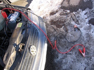 Hogyan kell megfelelően világítani - indítsuk el az autót egy másik gépkocsi áramellátásától