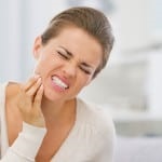 Hogyan lehet enyhíteni a fogak érzékenységét otthon?
