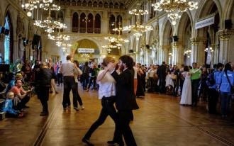 Cum să dansezi valsul Boston - ușurința și grația dansului în sala de bal
