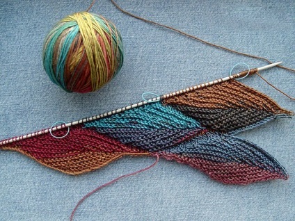 Stoles colorate asociate cu tricotarea modulară, obiecte de artizanat
