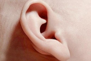 A fülből származó vér az otitis okozza a gyermek és a felnőtt megjelenését