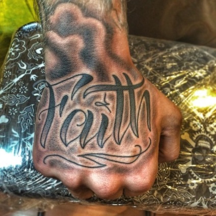Cine știe ce înseamnă pentru tatuajul său Crez pe mâna dreaptă