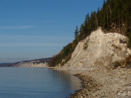 Capul săgeții și țărmului rezervorului Kama la sud de cariera Chumkas