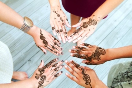 Henna inscripționează modele frumoase pe corp și pe încheietura mâinii în limba engleză