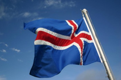 A zászlón, amelyen áll, van egy fehér kereszt, ami azt jelenti, hogy a fehér kereszt a zászlón