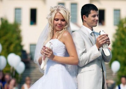 A menyasszonynak fehér ruhában kell lennie, ha három évig együtt élünk