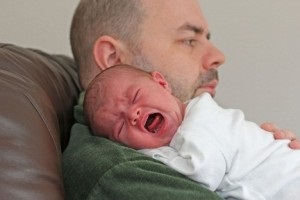 Un nou-născut plânge mereu