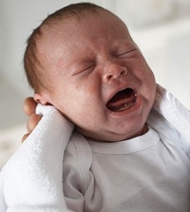 Egy újszülött folyamatosan sír