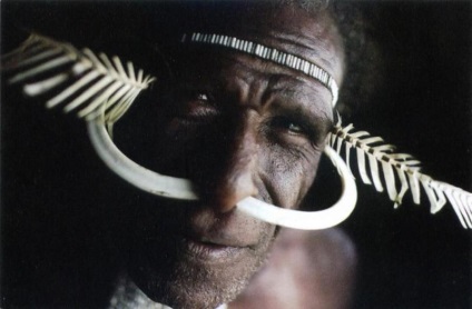 Vânătoare în spatele capului de tradiții periculoase din Amazonia și din Noua Guinee