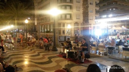 Bulevardul pietonal al esplanadei paseo marítimo din Alicante din Spania