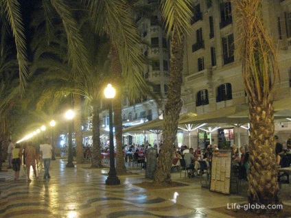 Bulevardul pietonal al esplanadei paseo marítimo din Alicante din Spania