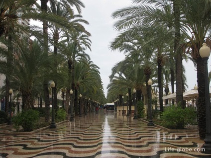Bulevardul pietonal al esplanadei paseo marítimo din Alicante din Spania