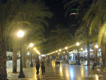 Bulevardul pietonal al esplanadei paseo marítimo din Alicante din Spania