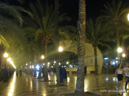 Bulevardul pietonal al esplanadei paseo marítimo din Alicante din Spania