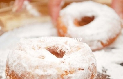 Donuts în rețetă de grăsime profundă cu fotografie, gătit pas cu pas