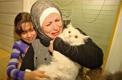 Pisica pierdută a revenit familiei refugiaților irakieni, după ce a depășit jumătate din lume într-o lună și o jumătate de femeie