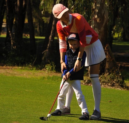 Nem gyerekes módon fejleszti, miért kell a gyermeknek részt venniük a golffejlesztésben, a gyermekek oktatásában és gondozásában