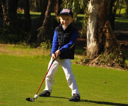 Nem gyerekes módon fejleszti, miért kell a gyermeknek részt venniük a golffejlesztésben, a gyermekek oktatásában és gondozásában