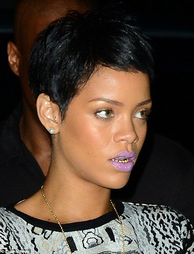 Rihanna pune în dinți de aur (foto) - știri plin de farmec