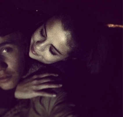 Selena Gomez și Justin Bieber folosesc cocaină