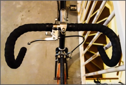 Colectăm un suport pentru fixarea bicicletei, asteriscuri, tije de legătură, pedale și frâne frontale