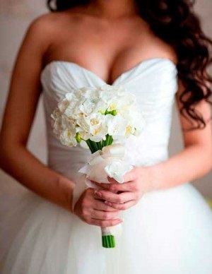 Az esküvői csokor kiválasztása a menyasszony alakjának és természetének megfelelően történik