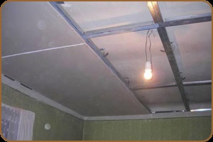 Alinierea tavanului - o etapă importantă de renovare a apartamentelor, un grup de companii construind un curs