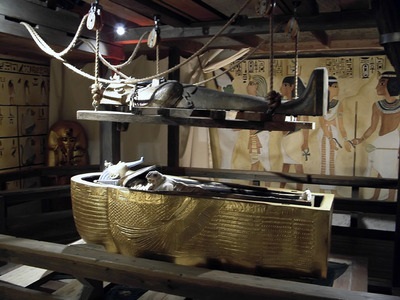 Sa dovedit că în Tutankhamen, o barbă falsă