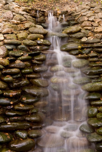 Cascade și cascade farmecul de a cădea apă