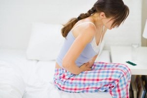 A nőgyógyászok szerint a menstruációs és a hasi fájdalom késése