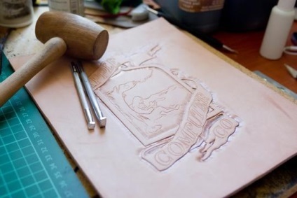 7 moduri de tratament artistic al pielii - meșteșugari echitabil - manual, manual (intarsii) 7 moduri de tratament artistic al pielii - meșteșugari echitabil - manual, lucrate manual