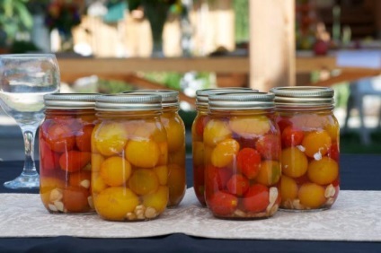 Butoi găleată tomate rețetă (găleată roșii cu tambur în gogonele sărate cu tambur tambur de tomate în rețetă găleată) Drum roșii într-o rețetă găleată