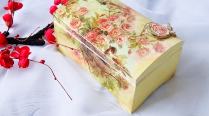 Decupaj cu mâinile lor de masă de scris decor (master-class) (tabelul) Decupaj cu mâinile lor de masă de scris decor (master-class)